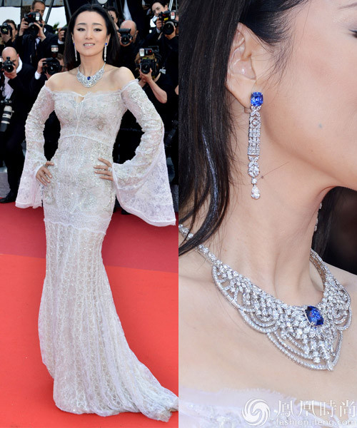 Sao Hoa ngữ Củng Lợi đeo bộ sưu tập trang sức khá đồ sộ và bắt mắt, đặc biệt vòng đeo cổ lớn cùng viên đá màu xanh saphire vô cùng ấn tượng. Vòng đeo cổ, hoa tai và nhẫn của Củng Lợi đến từ dòng sản phẩm Sunny Side of Life từ vàng trắng 18 carat của thương hiệu trang sức Piaget.