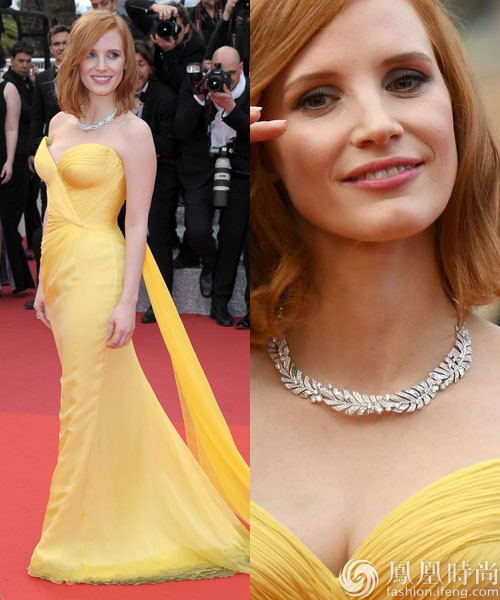 Jessica Chastain, nữ diễn viên đoạt giải Oscar, nổi bật với bộ đầm hạc vàng đuôi cá từ thương hiệu thời trang cao cấp Giorgio Armani Privé. Trong khi vòng đeo cổ ánh bạc đến từ bộ sưu tập trang sức Sunny Side of Life của thương hiệu Piaget.
