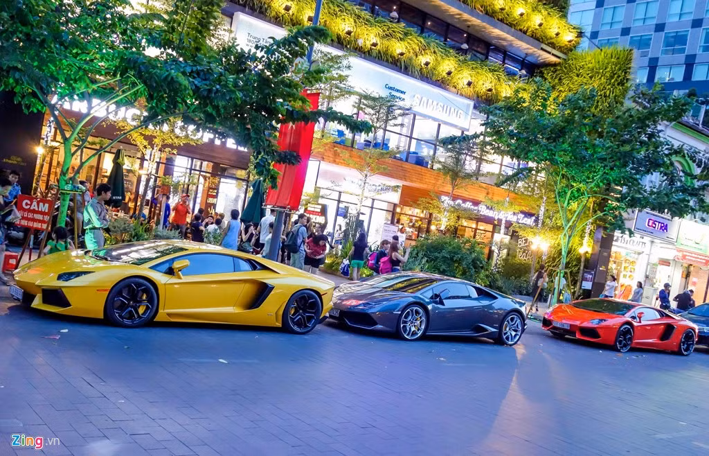 Ngày cuối tuần, hàng loạt siêu xe triệu đô ở Sài Gòn được đại gia đưa xuống phố. Ba siêu xe Lamborghini nối đuôi nhau trước một trung tâm thương mại ở quận 1.