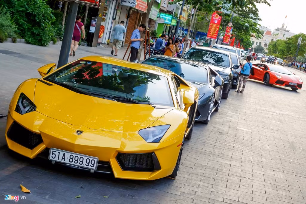Aventador đầu tiên tại Việt Nam, được nhập về từ tháng 6/2012. Chủ nhân siêu xe này đồng thời sở hữu nhiều bản đắt tiền khác như Mercedes S65 AMG...