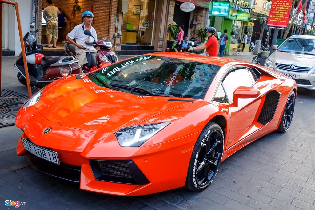 Aventador nằm trong bộ sưu tập của một đại gia tại TP HCM. Ngoài siêu xe này, chủ xe đang sở hữu nhiều mẫu xe đắt tiền như Rolls-Royce Ghost, Ferrari F430 hay Lamborghini Murcielago LP640.