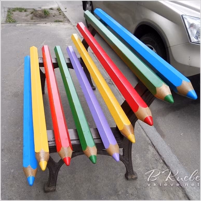 Chiếc ghế ngồi chủ đề bút chì màu cực độc đáo.