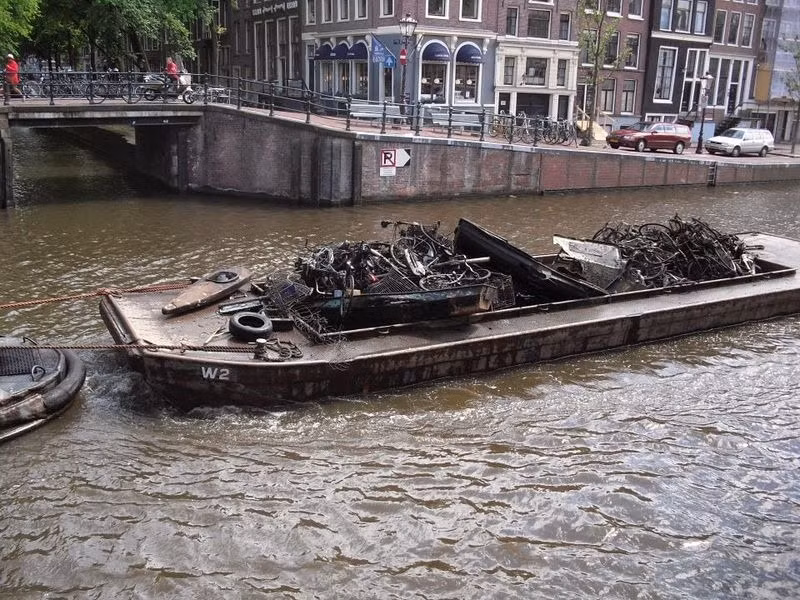 Theo một vài ước tính, có 880.000 đến một triệu chiếc xe đạp trong thành phố, còn nhiều hơn số người định cư 20%. Amsterdam có khoảng 165 kênh rạch với tổng chiều dài trên 100 km.