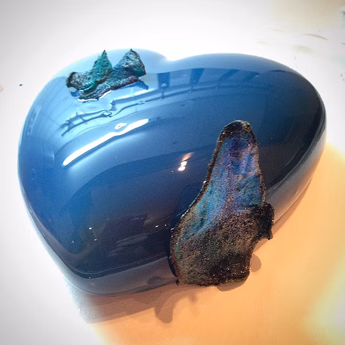 Cách làm những chiếc bánh này rất đơn giản. Ngoài cốt bánh bằng bông lan và kem tươi bình thường, lớp phủ mặt bánh được làm bằng bột gelatin pha màu tạo để độ bóng và vân đá.