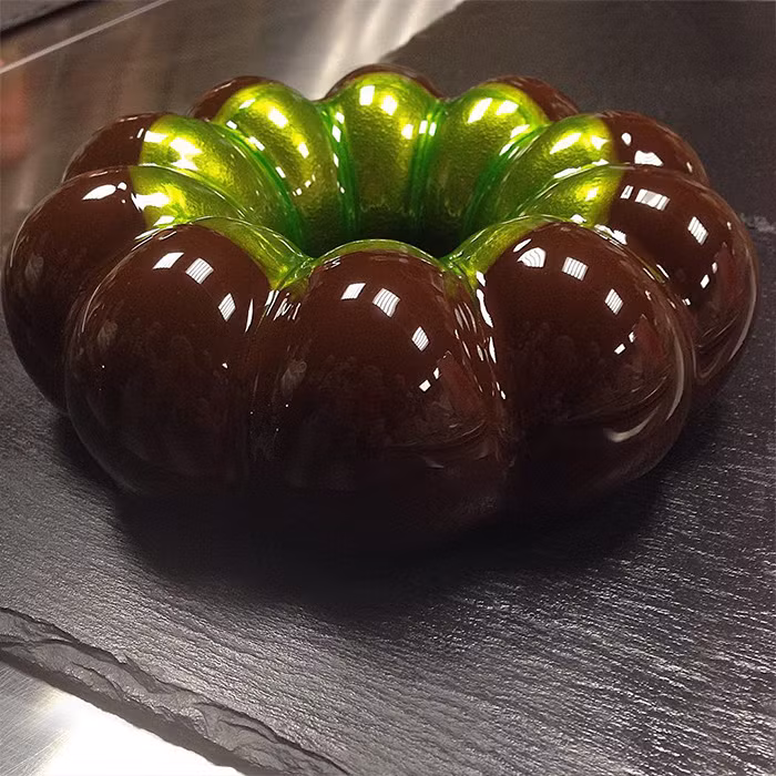 Chiếc bánh bóng tới mức bạn có thể soi gương.