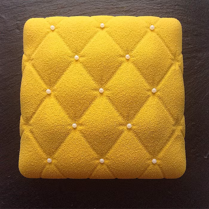 Ngoài những mẫu bánh bóng loáng, Olga còn tạo ra những chiếc bánh có bề mặt mịn như nhung.