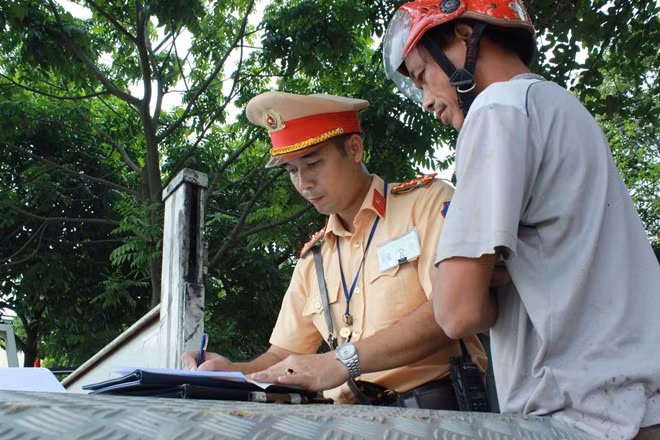 Nua tieng ngoi uong bia bi phat ca thang thu nhap-Hinh-2