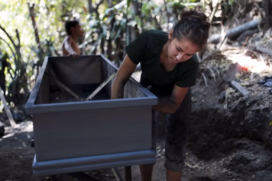 Quy trình sản xuất quan tài bắt đầu từ xưởng cưa rồi sang tay thợ mộc, thợ trang trí, thợ bọc, công ty vận tải và cửa hàng.