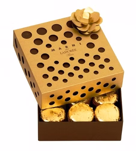 Bánh macaron dát vàng lá: Cửa hàng bánh ngọt Ladurée tại Paris đã kết hợp cùng thương hiệu thời trang Marni tạo nên phiên bản giới hạn của loại bánh macaron dát vàng. Không chỉ có hương vị hảo hạng, loại bánh này còn mang dáng vẻ hợp thời trang hơn bao giờ hết. Một hộp bánh 18 chiếc có giá khoảng 100 USD.