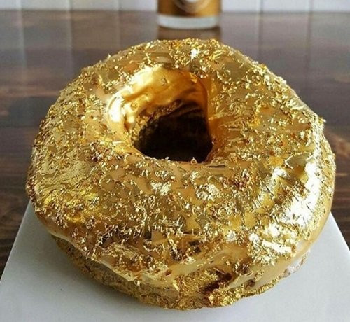 Với 100 USD, khách hàng sẽ được thưởng thức chiếc bánh ngọt dát vàng với lớp phủ là rượu champagne Cristal.