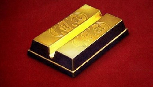 Hình dáng và kích thước KitKat dát vàng sẽ vẫn dưới dạng thanh socola truyền thống của hãng nhưng được bọc trong lá vàng. Mỗi thanh kẹo KitKat dát vàng bán ra trên thị trường Nhật sẽ có giá 2.016 yên (khoảng 360.000 đồng).