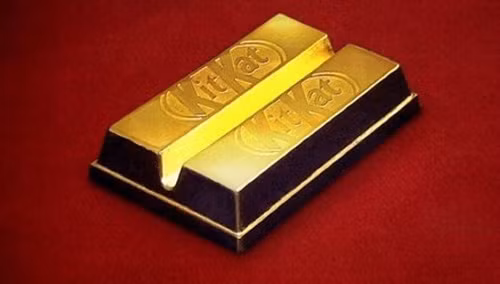 Hình dáng và kích thước KitKat dát vàng sẽ vẫn dưới dạng thanh socola truyền thống của hãng nhưng được bọc trong lá vàng. Mỗi thanh kẹo KitKat dát vàng bán ra trên thị trường Nhật sẽ có giá 2.016 yên (khoảng 360.000 đồng).