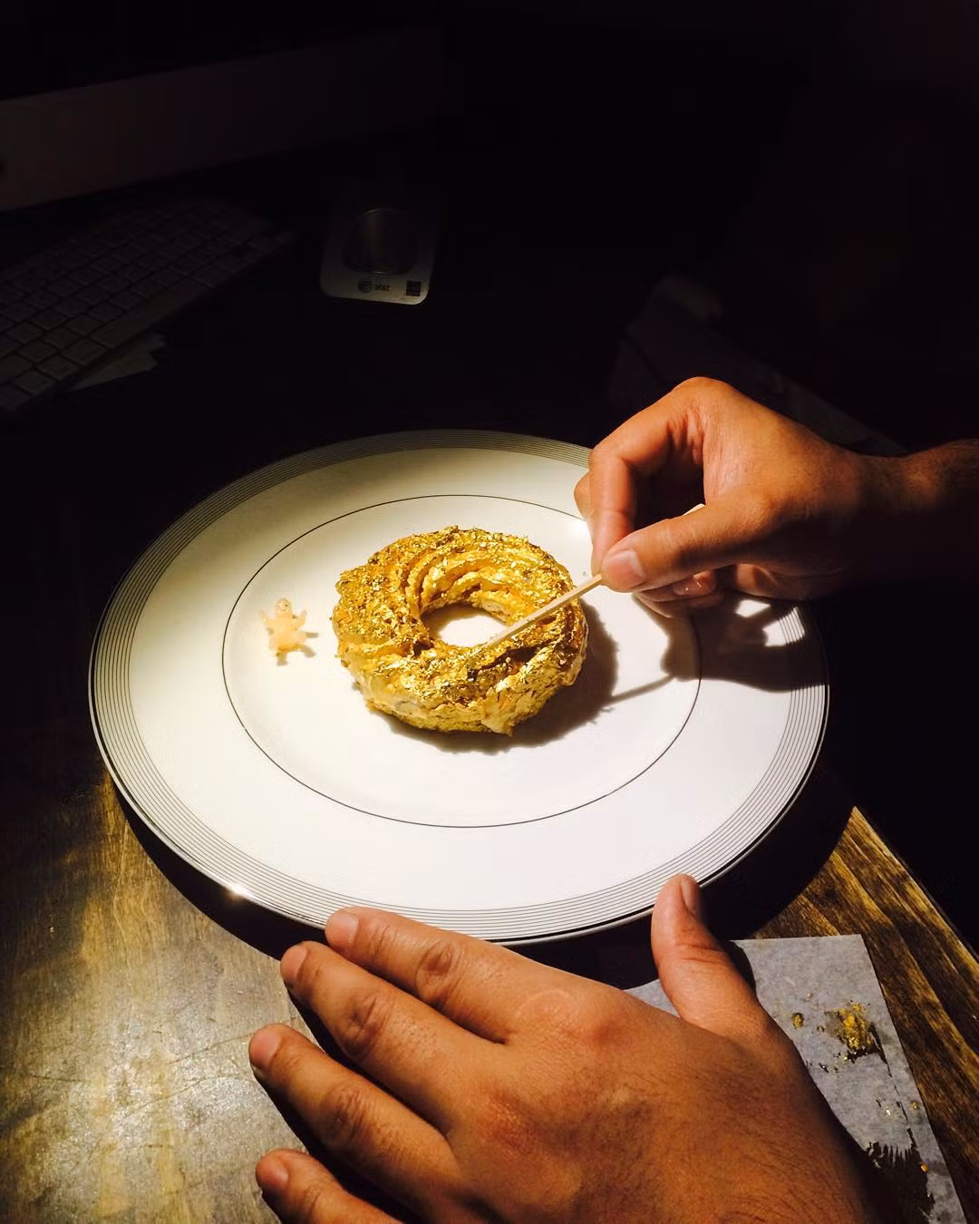 Chiếc bánh đặc biệt này có tên Golden Cristal Ube Donut do nhà hàng Manila Social Club chế biến. Phần nhân làm từ mousse khoai lang tím và thạch rượu champagne. Nó được phủ rượu champagne Cristal bên ngoài, rồi lại rắc thêm một lớp vàng lá 24 carat.