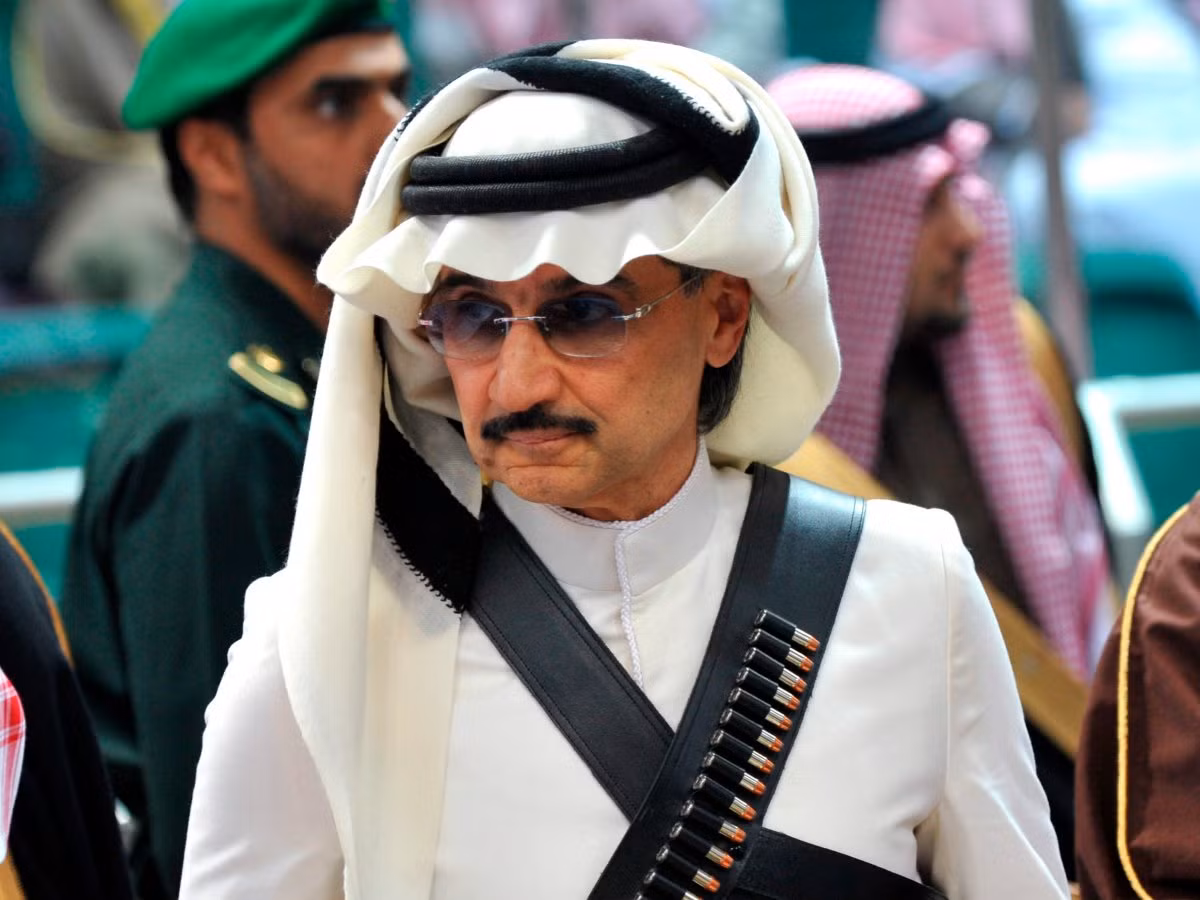 4. Alwaleed bin Talal bin Abdul Aziz al Saud (Ả Rập Saudi), tổng tài sản: 22,5 tỷ USD, 60 tuổi: Hoàng tử Alwaleed - cháu trai của Abdul Aziz al Saud, người cai trị đầu tiên của Vương quốc Ả Rập Saudi - gây dựng tài sản bằng các khoản đầu tư vào một loạt các công ty trên khắp nước Mỹ và Trung Đông.