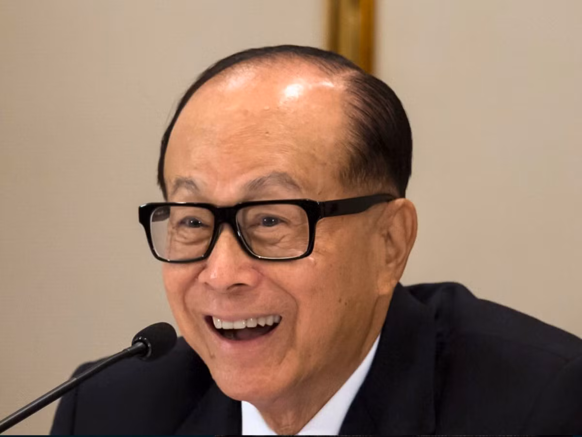 5. Li Ka-shing (Hong Kong), tổng tài sản: 19,5 tỷ USD, 87 tuổi: Mặc dù khởi đầu khiêm tốn, ông trùm Li Ka-shing đã trở thành tỷ phú giàu nhất Hong Kong. Sau khi cha ông qua đời vì bệnh lao, Li đã bỏ học năm 16 tuổi để hỗ trợ gia đình, làm việc trong nhà máy sản xuất hoa nhựa. 6 năm sau, ông mở nhà máy riêng có tên CK Hutchison Holdings, một đế chế kinh doanh rộng lớn trong lĩnh vực bất động sản, sản xuất, năng lượng, viễn thông và công nghệ.