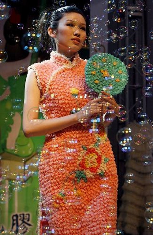 Chiếc áo xường xám Trung Quốc từ bao cao su.