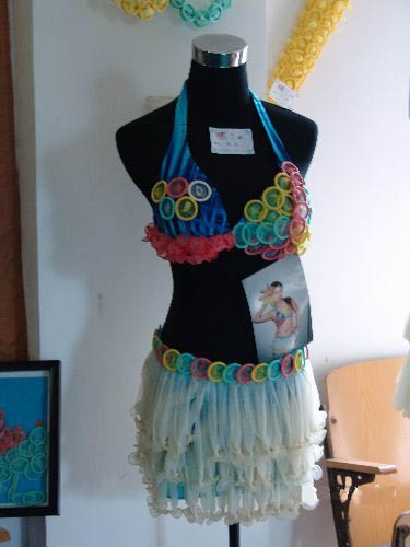 Ngoài các bộ váy, còn có cả bikini từ bao cao su.