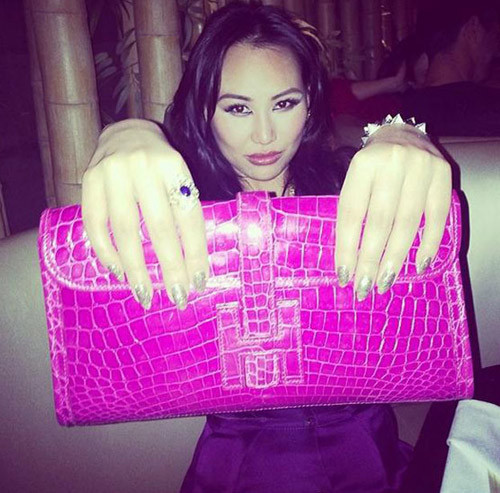 Sở hữu máy bay riêng, trang sức triệu đô, tủ đồ gây choáng ngợp, những chiếc túi có giá trị bằng gia tài tích góp cả đời của những người lao động trung lưu... là những điều quá nỗi quen thuộc trong cuộc sống của Dorothy.