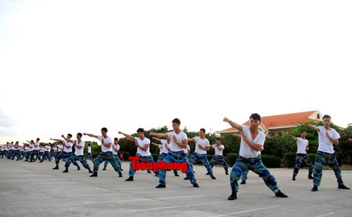 Các chiến sĩ Trường Sa tập võ nâng cao thể lực, rèn luyện sức khỏe, tinh thần trước khi bước vào một ngày luyện tập, công tác.