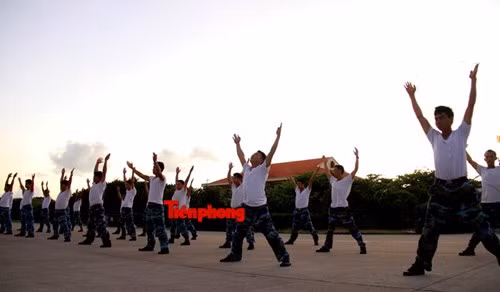 Các động tác tập thể dục buổi sáng của lính Trường Sa.
