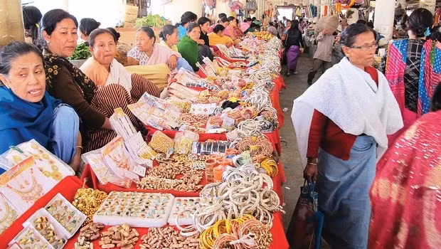 Theo quy định từ thời xưa tới nay, chỉ có phụ nữ đã lập gia đình được phép kinh doanh tại ngôi chợ lâu đời này.