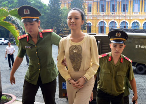 Tiếc cho hoa hậu Trương Hồ Phương Nga khi cô khai ký hợp đồng nô ệ tình dục (ảnh: theo VNN).