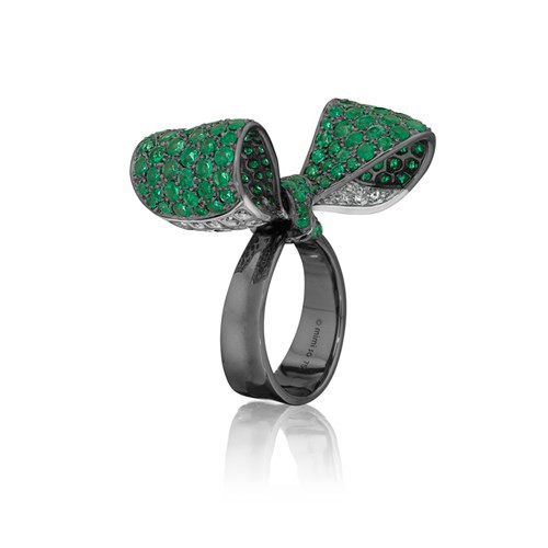 Nhẫn hình nơ gắn kim cương của hãng Mini So trị giá 380 triệu đồng.