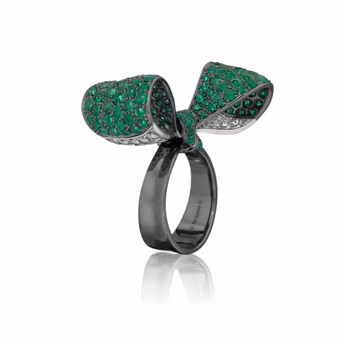 Nhẫn hình nơ gắn kim cương của hãng Mini So trị giá 380 triệu đồng.