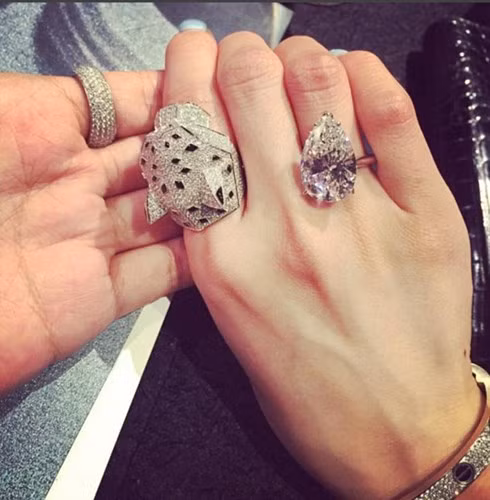 Những chiếc nhẫn kim cương đắt tiền với thiết kế độc đáo là niềm đam mê của các cô gái trẻ giàu có.