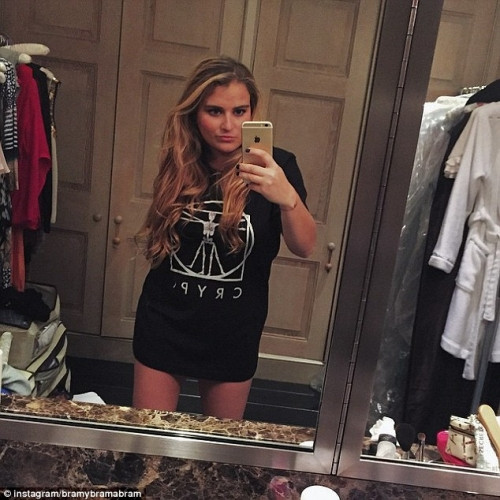 Sofia Abramovich, con gái tỷ phú Nga Roman Abramovich: Sofia là là con gái thứ hai của tỷ phú Nga Roman Abramovich và người vợ hai Irina, được coi là cô gái tuổi teen giàu nhất nước Anh với khối tài sản được thừa hưởng ước tính lên tới một tỷ bảng.