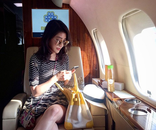 Sở hữu vẻ ngoài yêu kiều, gương mặt khả ái, Chryseis được giới truyền thông và cư dân mạng chú ý hơn cả. Thường xuyên chia sẻ hình ảnh cuộc sống giàu sang trên trang cá nhân, hiện tài khoản Instagram của cô thu hút gần 400.000 người theo dõi.