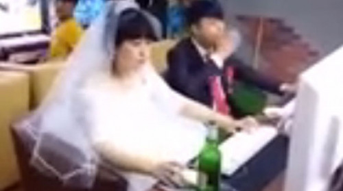 Cặp đôi người Trung Quốc lại chọn cách mừng đêm tân hôn trong quán net.