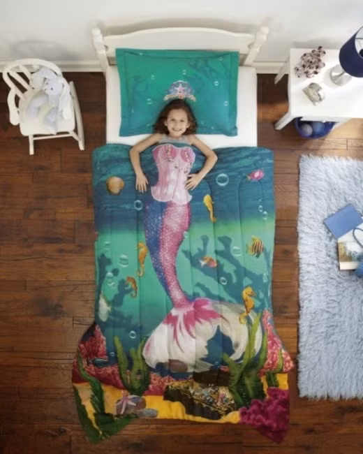 Các bé gái sẽ rất thích thú với bộ chăn hình nàng tiên cá này.