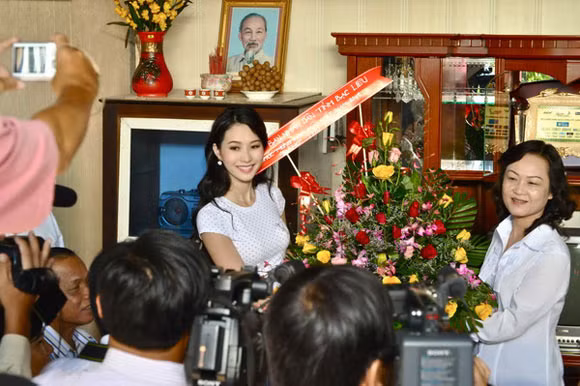 Người đẹp cũng chia sẻ mong ước được xây cho bố mẹ ngôi nhà khang trang, to đẹp hơn.