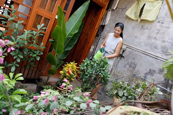 Mỗi lúc rảnh rỗi, Ngọc Hân lại chăm sóc khu vườn nhỏ hay cho những con vật cưng ăn.