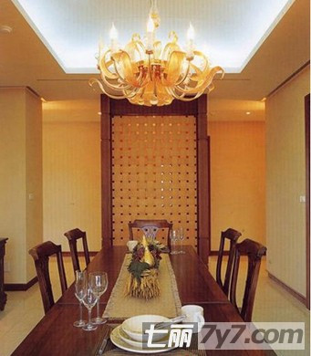 Phòng ăn thiết kế giản dị và ấm cúng với chất liệu gỗ.