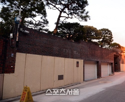 Theo Sports Seoul, Song Hye Kyo đã chi 9 tỷ won (tương đương 7,4 triệu USD) mua biệt thự cao cấp tại khu Samseongdong, Seoul (Hàn Quốc) hồi tháng 2 vừa qua. Đây là khu đất đắt đỏ nhất thành phố. Biệt thự của Song Hye Kyo có diện tích 581,6 m2, gồm một tầng hầm và hai tầng nổi cùng khu vực sân vườn, bể bơi.