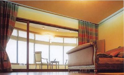 Không gian phòng ngủ cùng ban công uống trà ngập ánh sáng.