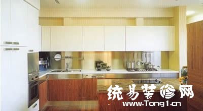 Không gian nhà bếp hiện đại với kệ tủ trắng.