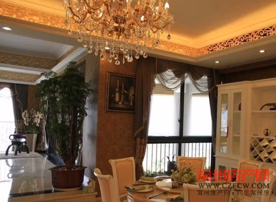 Bên cạnh phòng ăn là phòng khách sang trọng, tràn ngập ánh sáng.