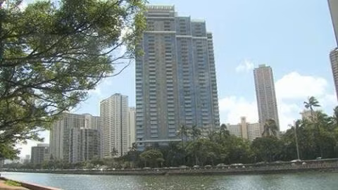 Ngoài số bất động sản ở Hàn Quốc, Song Hye Kyo còn sở hữu căn chung cư cao cấp thuộc tòa nhà 50 tầng tại Manhattan, New York, Mỹ. Giá căn hộ cao cấp ở đây được ước tính trị giá từ 40 đến 60 tỷ đồng.