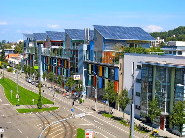 Ngày nay, khu dân cư này đã được đặt tên là Solarsiedlung (Solar Village) và thường xuyên sản xuất nhiều năng lượng hơn gấp 4 lần so với nhu cầu tiêu thụ trong sinh hoạt.