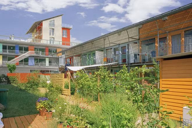 Lượng điện năng được sản xuất ở đây gấp 4 lần nhu cầu của các cư dân và có thể đem bán, tăng nguồn thu cho khu phố.