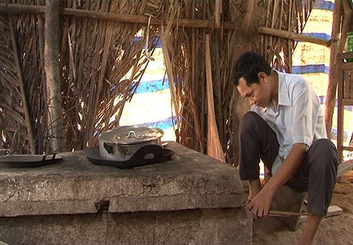 Hữu Bằng và căn nhà lá rách nát ở quê nhà Bến Tre.