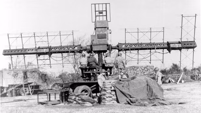 Ống sóng chạy của Anh, kết hợp với công nghệ trong nước giúp Mỹ chế tạo thành công nhiều loại radar mới. Những hệ thống radar được ứng dụng trên tàu chiến, tàu ngầm giúp Mỹ và phe Đồng minh tạo ra bước đột phá trên chiến trường trước Đức quốc xã. Ảnh: Wanderling.