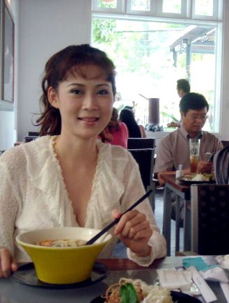 Hiện tại, Diễm Hương có cuộc sống hạnh phúc bên chồng và 4 người con tại Canada. Nữ diễn viên vẫn thường xuyên đi lại giữa Việt Nam - Canada để thăm bạn bè và người thân gia đình.