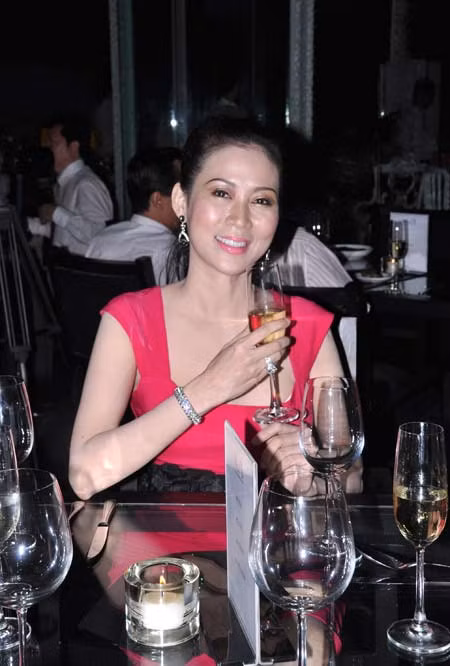 Ngoài ra, vợ chồng Diễm Hương còn có một căn nhà ở Quận 1, TPHCM nên thi thoảng họ vẫn qua lại giữa Việt Nam và Canada.