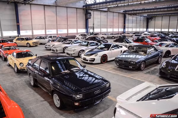 Quốc vương Bolkiah có đến 7.000 chiếc xe, trong đó có nhiều siêu xe giống hệt nhau. Quốc vương phải dùng đến 5 nhà chứa máy bay để lưu giữ hết siêu xe.