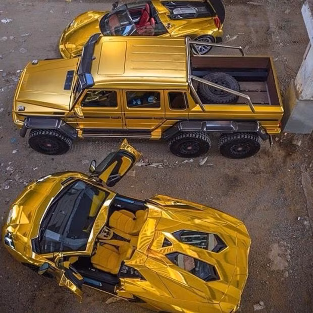 Hồi cuối tháng 3, “biệt đội” siêu xe dát vàng của tỷ phú gồm Mercedes G63 (trị giá 370.000 bảng Anh), Bentley (220.000 bảng Anh) dát vàng, Rolls-Royce (350.000 bảng Anh) và Lamborghini Aventador SV (350.000 bảng Anh) được vận chuyển bằng chuyên cơ bay thẳng tới thủ đô London.