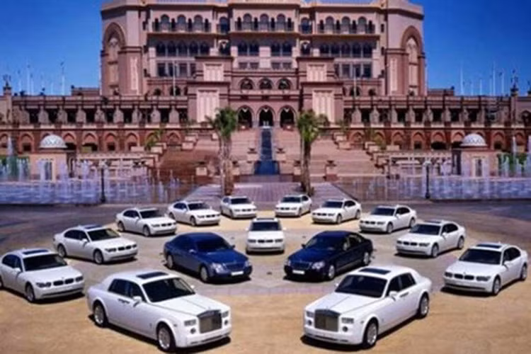 Bộ sưu tập 7.000 siêu xe của quốc vương Brunei: Hassanal Bolkiah - quốc vương Brunei luôn nổi tiếng về sự xa hoa của mình. Sở thích của vị quốc vương này là sưu tập xe hơi. Bộ sưu tập khủng của vị đại gia này khiến nhiều người choáng váng.